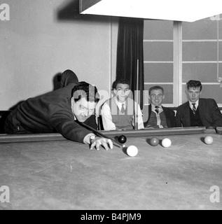 Tommy Taylor United s centre de l'avant est un joueur de snooker derrière avec le cue est full retour Foulkes équipe Manchester United se détendre avant un match Janvier 1955 Banque D'Images