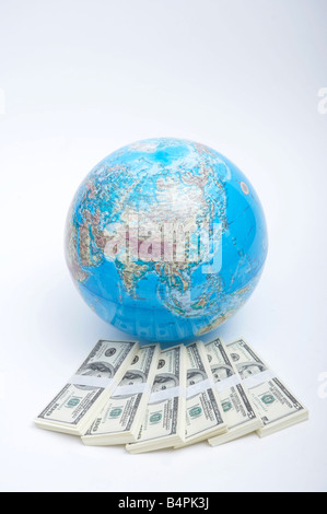 Globe avec des paquets de papier-monnaie US Banque D'Images