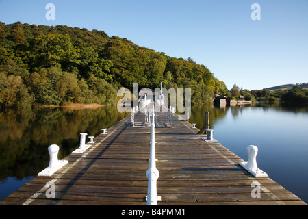 Pier s'étendant à l'horizon. Pooley Bridge Ullswater, Parc National de Lake District, Cumbria, Angleterre, Royaume-Uni. Banque D'Images