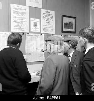 L'étude des parieurs guide formulaire dans un journal français à George Crabb s Bureau de Paris avant de placer des paris sur la course de Saint Cloud à Paris Octobre 1967 Banque D'Images