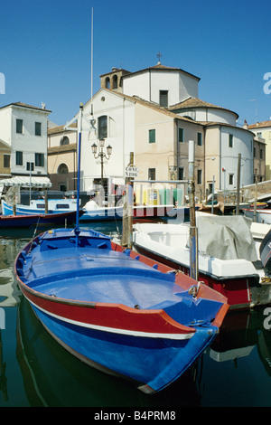 Chioggia Venise Italie des petits bateaux de pêche la ligne Canal Vena Banque D'Images