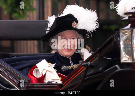 La reine Elizabeth II Juin 1999 au cours de la plus noble Ordre de la jarretière procession à la Grande-Bretagne s le château de Windsor à l'ouest de Londres Le plus noble Ordre de la jarretière est un cadeau personnel de la Reine une tradition lancée par le roi Édouard III en 1348 Banque D'Images