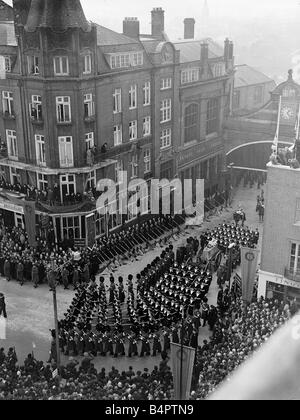 Le roi George VI Décès Funérailles d'état de l'affût de canon avec le cercueil du King George est tirée à travers les rues de Windsor par des marins de la Royal Navy et encadré par des soldats de la Garde Banque D'Images