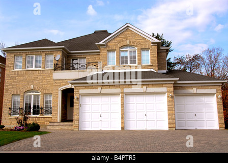Nouvelle résidence unifamiliale isolée Maison de luxe avec façade en pierre et triple garage Banque D'Images
