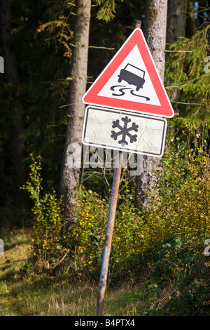 Route glissante, neige signe Bergishes Land, Allemagne. Banque D'Images