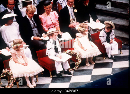 Zara Phillips Seamus Makim Laura Fellowes et Prince William en attente dans l'abbaye de Westminster pour le mariage du prince Andrew et de Sarah Ferguson Juillet 1986 Banque D'Images