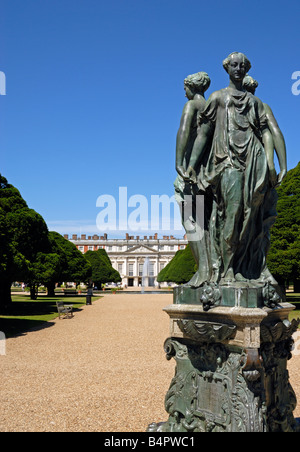 Le Palais de Hampton Court et grande fontaine Jardin Banque D'Images