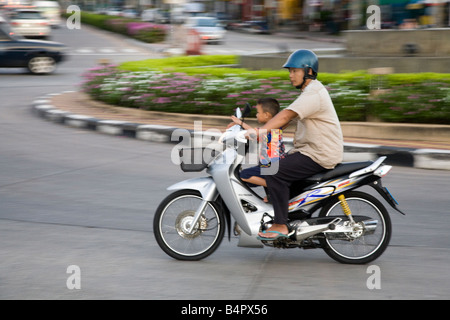 Thaïlande La Thaïlande ; transport de passagers enfant moto famille scooter vélo trafic dans Pattaya. Banque D'Images