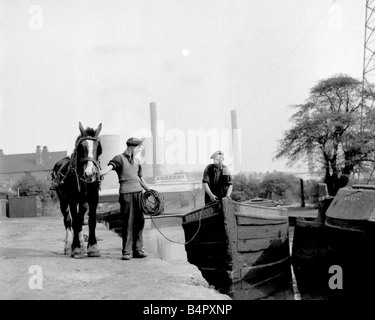 Pour certains le canal n'est pas plaisir à la terre la vie est difficile et les heures mais il y a des compensations au lieu de machines folles Charles Foster et son fils Horace entend que le glouglou de l'eau s'écoule lentement et le clip clop sabots de cheval et ils leur Betty sont employés dans naigating barges le long des canaux de Black Country Mai 1959 Banque D'Images