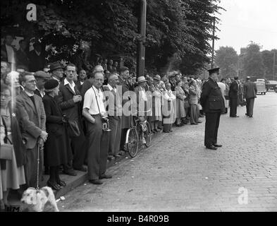 La foule à l'extérieur de l'entrée de la prison où Ruth Ellis est d'être pendu le jour de son exécution 1955 Banque D'Images