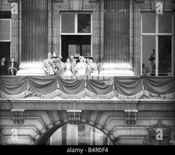 Reine mère et les membres de la famille royale Juin 1954 y compris la reine Elizabeth et le Prince Philip et la princesse Margaret salue la foule depuis le balcon du palais de Buckingham après la parade la couleur Banque D'Images