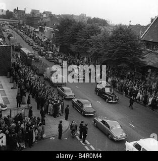 Funérailles de 3 shot policier et service à Scotland Yard les funérailles des trois agents de police Christopher Chef David Wombwell et Geoffrey Fox qui ont été tués après qu'ils accidentellement tombé sur une tentative d'évasion de la prison de Wormwood Scrubs, les agents ont été à la suite d'une voiture comme elle s'est transformée en rue Braybrook dans Shepherd s tireurs bush est passé de la voiture et ont ouvert le feu tuant Tête et Wombwell première avant le tournage Fox à travers le pare-brise de la voiture de police deux hommes John Whitney et John Duddy ont été accusés de l'assassinat Banque D'Images