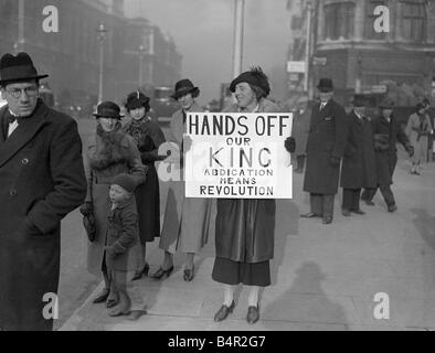 Le roi Édouard VIII Abdication partisans Royal crise marchant avec banner HANDS OFF OUR KING RÉVOLUTION SIGNIFIE ABDICATION Image Banque D'Images