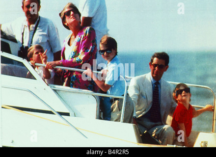 La princesse Diana Vacances Août 1991 la Princesse Diana avec les deux jeunes princes Prince William, le prince Harry photographié à bord du navire de la marine italienne qui les mènera vers le Yacht Alexander pour commencer leurs vacances Banque D'Images