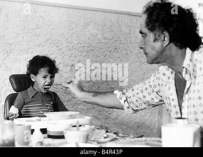 Ronald Biggs qui vit au Brésil depuis 1971 et fils de trois ans Michael dans leur maison Sepeteba dans un village de pêcheurs quarante milles de Rio de Janeiro Biggs a été condamné à trente ans en 1963 pour son rôle dans la Great Train Robbery, mais il s'est échappé de la prison de Wandsworth en 1965, les autorités britanniques n'a pas réussi à obtenir son extradition, selon la loi brésilienne le père d'un enfant né brésilien ne peut pas être expulsé Banque D'Images