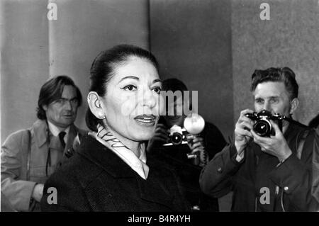 Maria Callas Maria Callas le chanteur turbulent de La Scala de Milan d'arriver au Royal Festival Hall pour répéter à s de nuit considérant avec Giuseppe Di Stefano elle apparaît ce soir et le 2 décembre la deuxième considérant devrait être particulièrement heureux pour Callas il sera son 50ème anniversaire qu'elle était à l'origine d'avoir chanté au Festival Hall le 22 septembre mais cela a été annulé à cause de l'anomalie de l'œil 26 Nov 1973 Banque D'Images