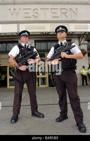 Les agents armés de la Force de police de Nouvelle-Galles du Sud montent la garde à l'entrée de la gare centrale de Cardiff dans le sillage des bombes qui s'est passé à Londres dans les dernières semaines 28 Juillet 2005 Banque D'Images