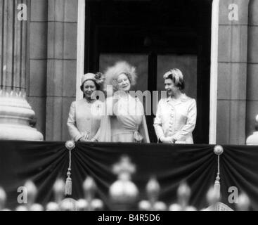 Reine mère sur le balcon de Buckingham Palace avec la Princesse Margaret L et la Reine r forme de la foule pour souligner son 80e anniversaire à la suite d'un service d'action de grâce à la Cathédrale St Paul Banque D'Images