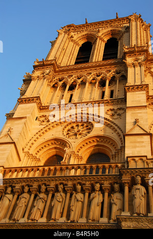 Cathédrale Notre Dame de Paris en fragment de soleil du soir Banque D'Images