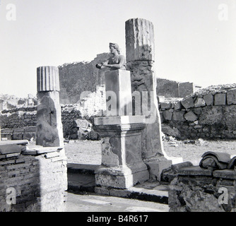 Vue sur les ruines de Pompéi une petite ville dans le sud de l'Italie couverts par après une éruption de cendres par le volcan Vésuve dans AD79 décembre 1957 Banque D'Images