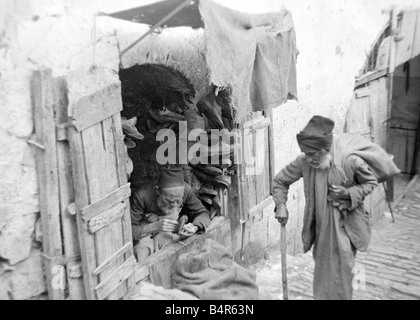 Un cordonnier au travail dans Jerusalam Circa 1935 Banque D'Images