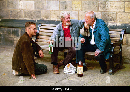 Tramp Newcastle boire sur un banc Banque D'Images