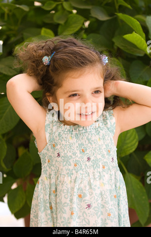 Happy little Girl standing in the garden Banque D'Images