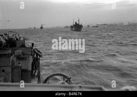 La vie à bord d'une corvette de la Marine royale l'escorte d'un convoi à travers l'Atlantique à la hauteur de l'offensive contre le bateau U Royaume-uni lors de la Seconde Guerre mondiale Août 1942 Notre photo montre le convoi étant protégé par la corvette Banque D'Images