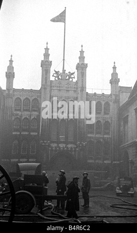 L F S Pompiers assister à un incendie dans la ville de Londres le dimanche soir près de la Guildhall Décembre 1940 Banque D'Images