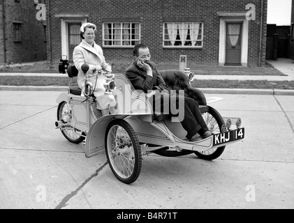 Laurence Mathew la conduite dans sa voiture vétéran avec sa femme assis à l'avant mai 1956 Banque D'Images