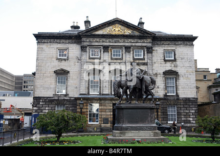 Le siège social de groupe Royal Bank of Scotland à Edimbourg une statue de Sir John Hope quatrième comte d'Hopetoun devant Banque D'Images