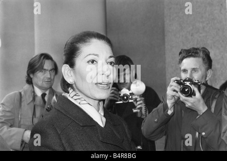 Maria Callas répète pour salle des fêtes concert Maria Callas la chanteuse d'opéra de La Scala de Milan d'arriver au Royal Festival Hall à répéter pour ce soir s 26 11 73 récital avec Giuseppe Di Stefano elle est aussi comparu le 2 décembre son 50e anniversaire Banque D'Images