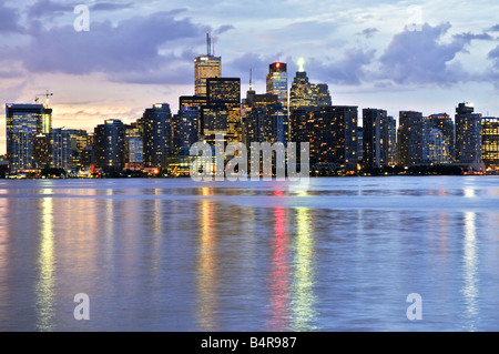 Vue panoramique à Toronto city waterfront skyline at sunset Banque D'Images