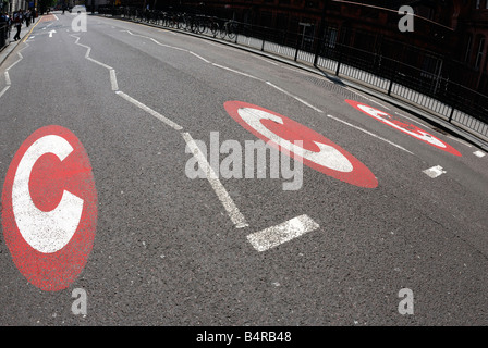 Congestion Charge les marques sur la surface de la route, Londres Banque D'Images