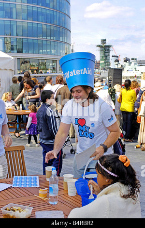 Un homme de collecter de l'argent pour l'organisme WaterAid au London Festival thames Banque D'Images