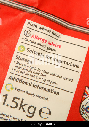 L'allergie alimentaire produit du contenu de l'emballage avec l'étiquette d'avertissement conseils sur sachet de farine de blé Banque D'Images
