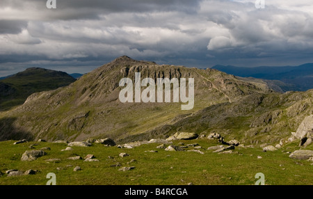 A Bow Peak vu de Crinkle Crags, Lake District, Cumbria UK. Banque D'Images