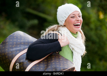 Girl smiling wearing hat and scarf Banque D'Images