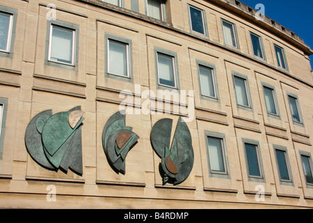 Barbara Hepworth sculpture 'Thème et Variations" sur un immeuble de bureaux de Cheltenham, UK Banque D'Images