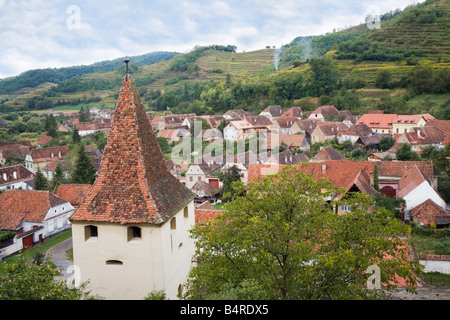 Biertan Transylvanie Roumanie Europe Tour et toits de tuiles rouges du village fortifié complexe de l'église saxonne Banque D'Images