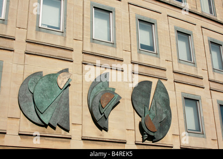 Barbara Hepworth sculpture 'Thème et Variations" sur un immeuble de bureaux de Cheltenham, UK (vue en gros ) Banque D'Images