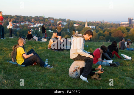 Profitant de la foule coucher du soleil - Colline du Parlement - Hampstead Heath - Londres Banque D'Images