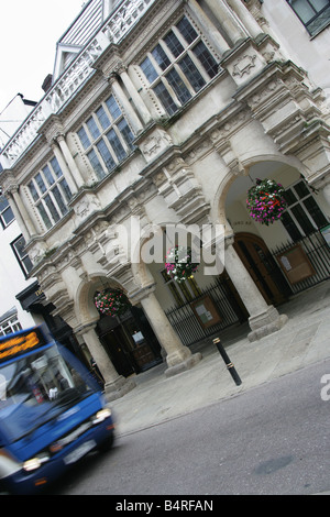 Ville d'Exeter, en Angleterre. Vue en angle de la façade du bâtiment de la Guildhall historique d'Exeter sur High Street. Banque D'Images