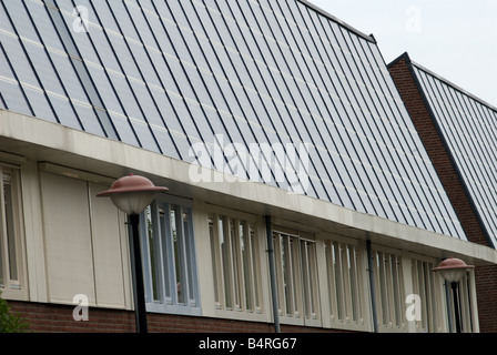 Shell Solar panneaux situés à maisons sur le plus grand ensemble immobilier à énergie solaire, Nieuwland, Amersfoort, Pays-Bas. Banque D'Images