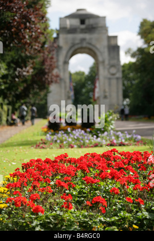 Ville de Leicester, Angleterre. Affichage Floral dans la marche pour la paix dans le parc Victoria, avec le mémorial de guerre Lutyens en arrière-plan. Banque D'Images