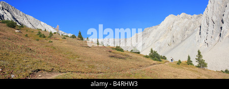 Vue panoramique du Cirque de lagopède sentier au col de la rivière Highwood, Kananaskis, Alberta Banque D'Images