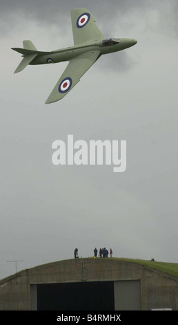 Un Hawker Hunter survole la piste au-dessus de spectateurs sur le toit d'un bunker en regardant l'affichage à Cosford RAF Banque D'Images