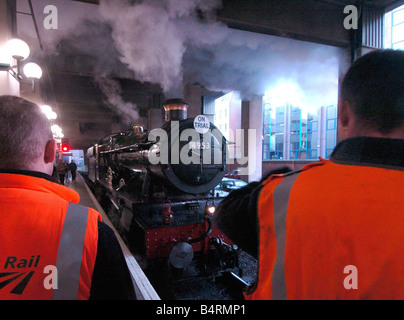 Après la fin d'une longue révision du moteur à vapeur classe Hall GWR 4953 Pitchford Hall a entrepris un essai sur le Birmingham Snow Hill à Stratford upon Avon à vélo c'est la première fois en 42 ans que cette locomotive a run on la voit arriver à Snow Hill prêt pour l'exécuter à Stratford Banque D'Images