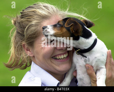 Paula Milton animal care assistant au Centre d'animaux RSPCA Llys Nini à Swansea s'amusant avec ce 14 semaines chiot Jack Russell 15 Août 2004 L'été appelé Banque D'Images