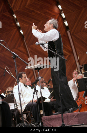 Charles Ansbacher mène l'orchestre Boston Landmarks au Hatch Shell sur l'Esplanade à Boston, Massachusetts Banque D'Images